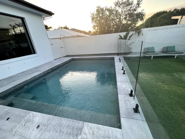 Luxury 5 bed house near beach gallery image 2