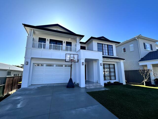 Luxury 5 bed house near beach