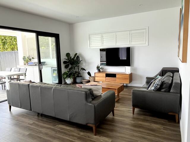 Luxury 5 bed house near beach gallery image 3