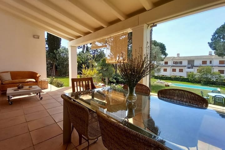 Villa con piscina privada a 5 min. de la playa