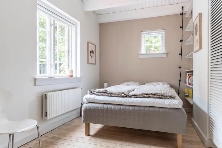 Soveværelse med 140x200 seng. Der er garderodeskab og hylder i begge værelser