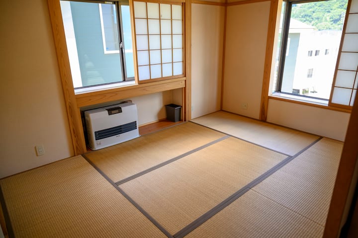 Dvije osobe u sobi u japanskom stilu 102