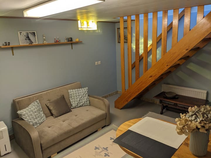 Мазе с разтегателен диван, трапезария и кухненски бокс 