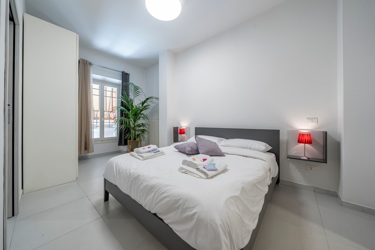 主卧配有舒适的双人床和标准双人床垫，非常适合休息。