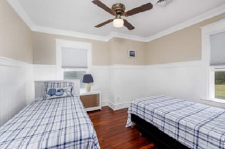 Gostinjska soba s dva odvojena kreveta i udobnošću na  krevetima. Veliki jastuci za čitanje u krevetu. Pomoćni stolić pored kreveta. 