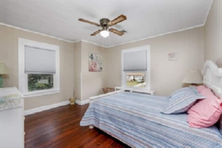 Velika gostinjska soba s bračnim krevetom. Uključen je prošiveni debeli pokrivač na krevetu, veliki jastuk i dva standardna jastuka. Veliki stolić i pomoćni stolići. 