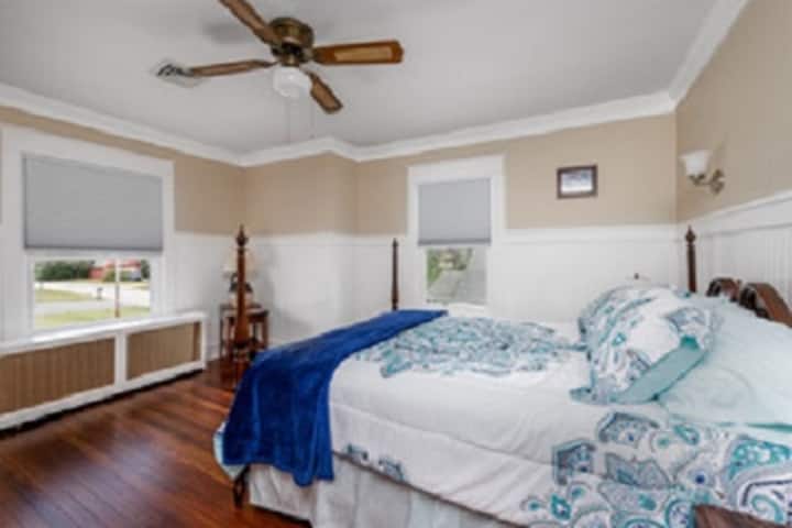 Glavna spavaća soba s ugradbenim ormarom. Dovoljno prostora za odlaganje prtljage i odjeće. Vješalice su isporučene. 