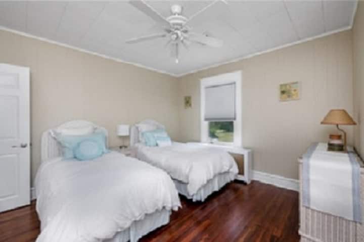 Gostinjska soba s dva odvojena kreveta na kotačima koji se mogu spojiti. Bureau and TV and Xfinity. closet in room. 