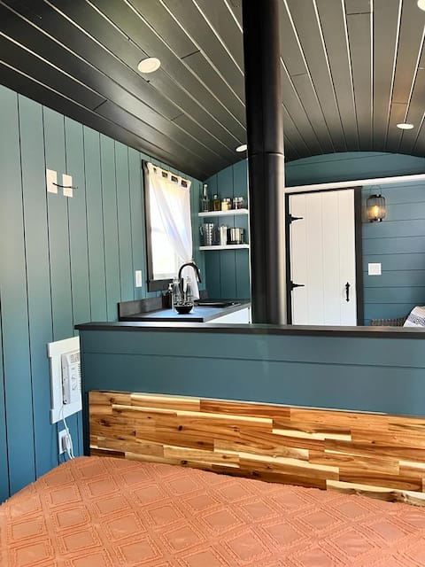 Successful Airbnb property: Runaway Express Coach in Okanagan Similkameen