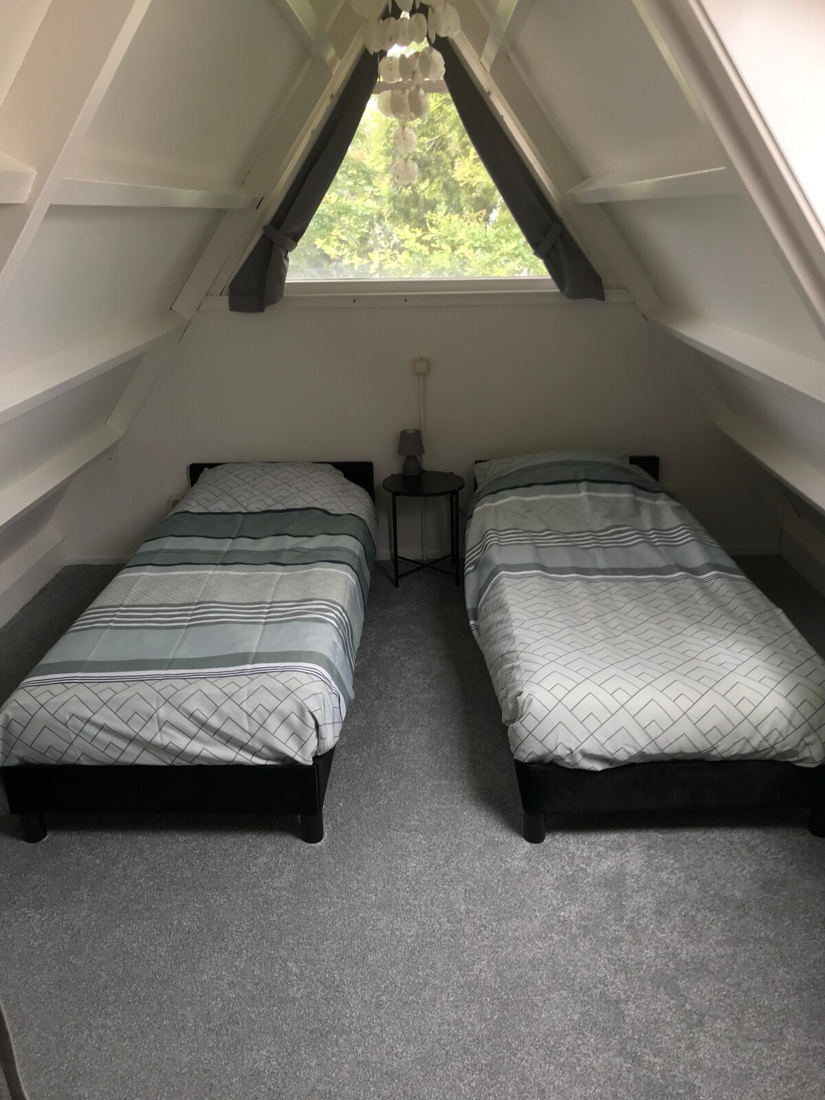 Dormitorio en la planta superior. 2 camas 80x 200.
Solo se puede llegar a través de escaleras empinadas. Separado de otro espacio para dormir arriba con cortinas 