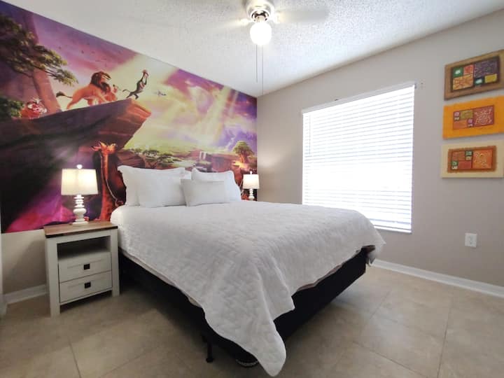 Тематичната стая с двойно легло тип „лъв“ има двойно легло, 2 нощни шкафчета с връзки, килер и телевизор.
тази стая има двойно легло, телевизор и килер, нощните шкафчета имат електрическа връзка за зареждане на мобилното ви оборудване 