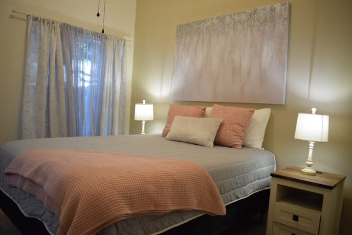 СПАЛНЯ 1, има двойно легло, 2 нощни шкафчета, които имат връзка за зареждане на мобилните ви устройства, с лампа и скрин, където можете да съхранявате вещите си.
alcoba 2, cuenta con su armario, tv y baño privado