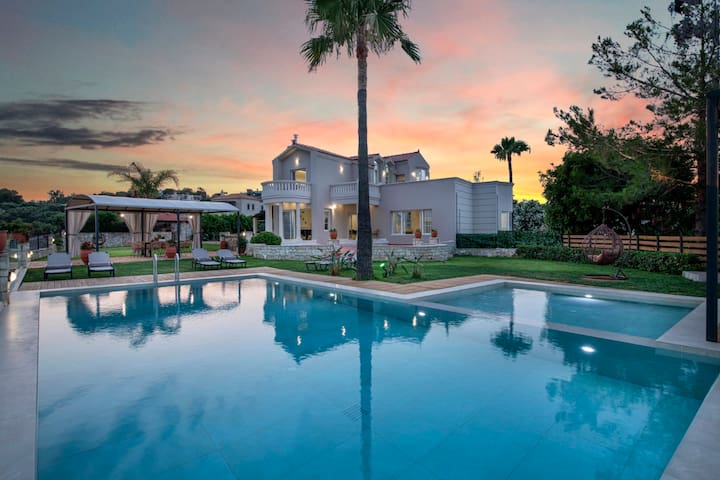 Panoramic Oasis! 180° View Pool & Heated Pool
