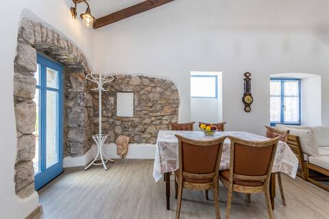 Popular Airbnb listing: Holiday house Kuntenta with pool and jacuzzi in Skrbčići