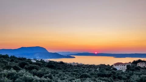 Successful Airbnb property: Romantic Sea View Villa, Hot Tub, Pool, Souda Bay in Δήμος Αποκορώνου