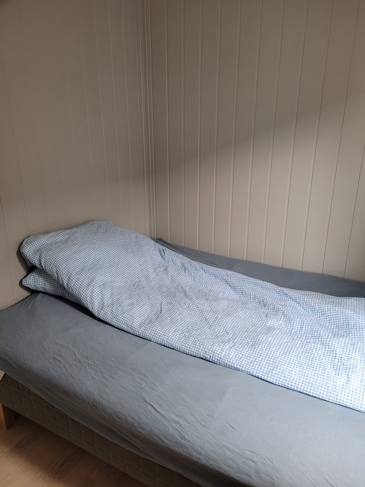 Dormitorio con 140 camas