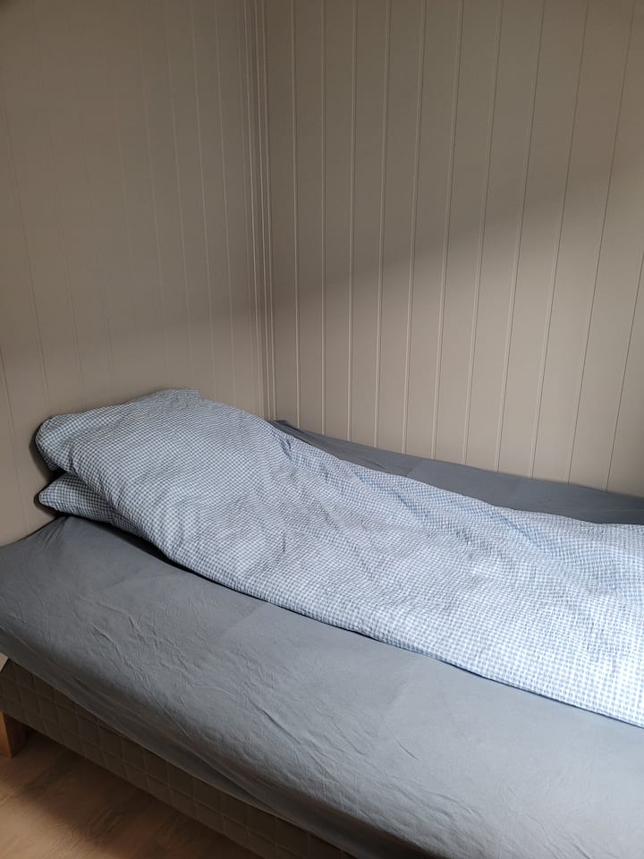 Chumba cha kulala na kitanda 140