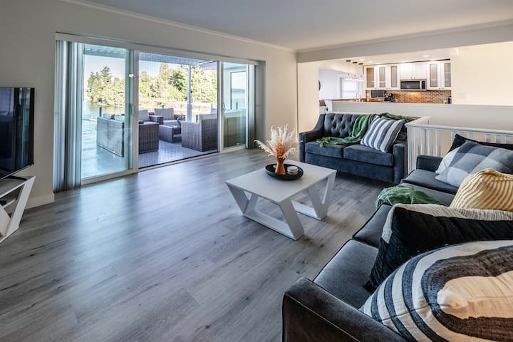 Oceanfront Villa - Ladysmith