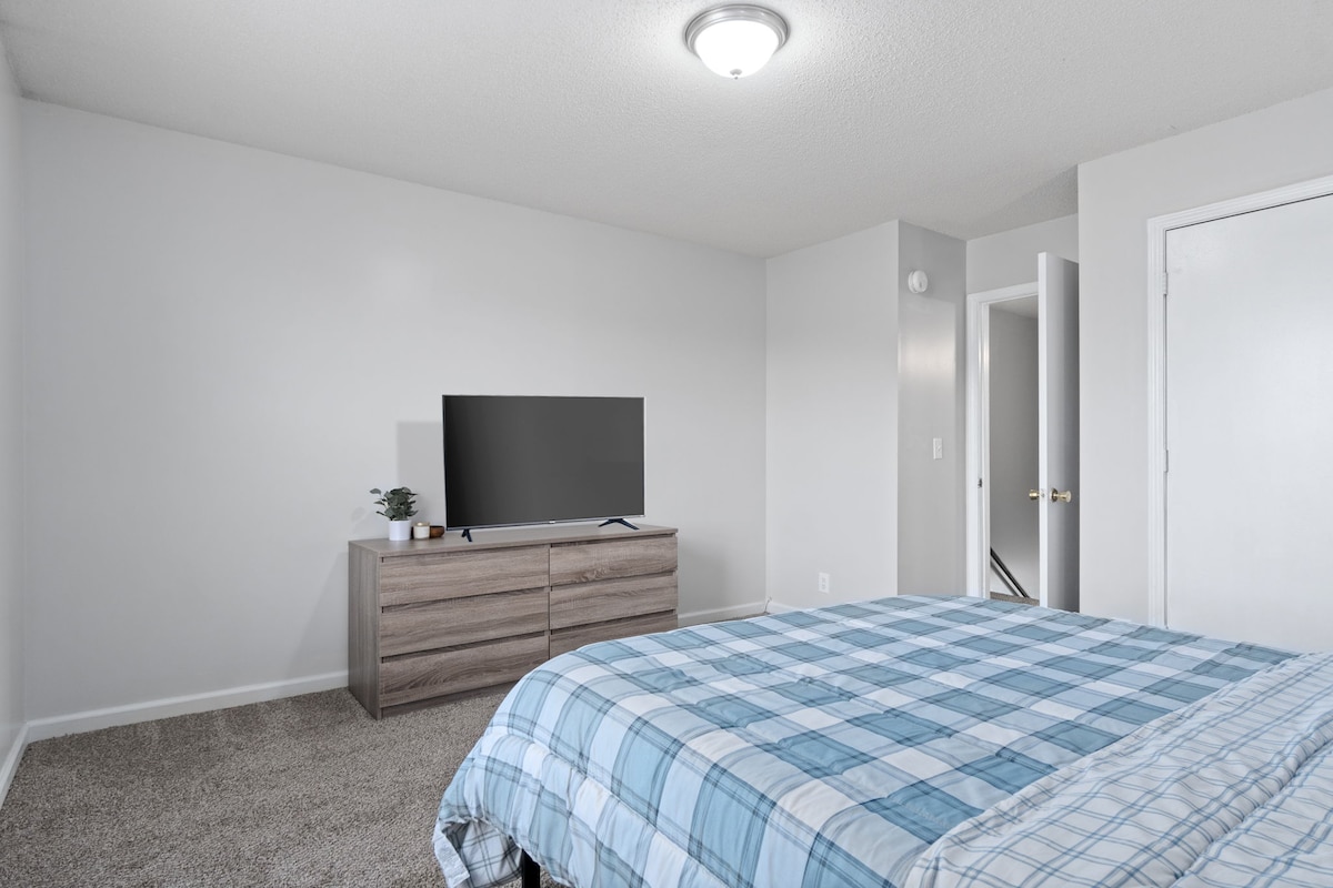 Vychutnajte si skvelý spánok na našom matraci s pamäťovou penou vo veľkosti Queen v hlavnej spálni, ktorá je vybavená komodou a 55-palcovou inteligentnou televíziou. 