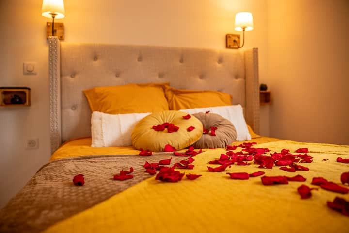 קישוטי הוורדים האופציונליים שלנו על המיטה