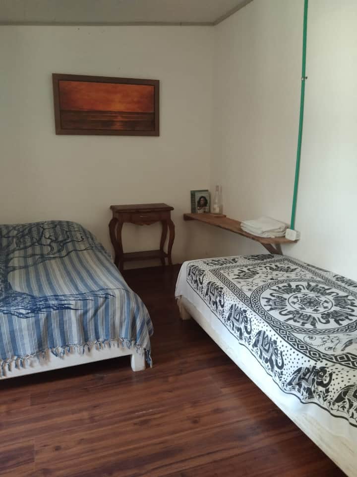 krevat dopio dhe dhomë gjumi me një verandë