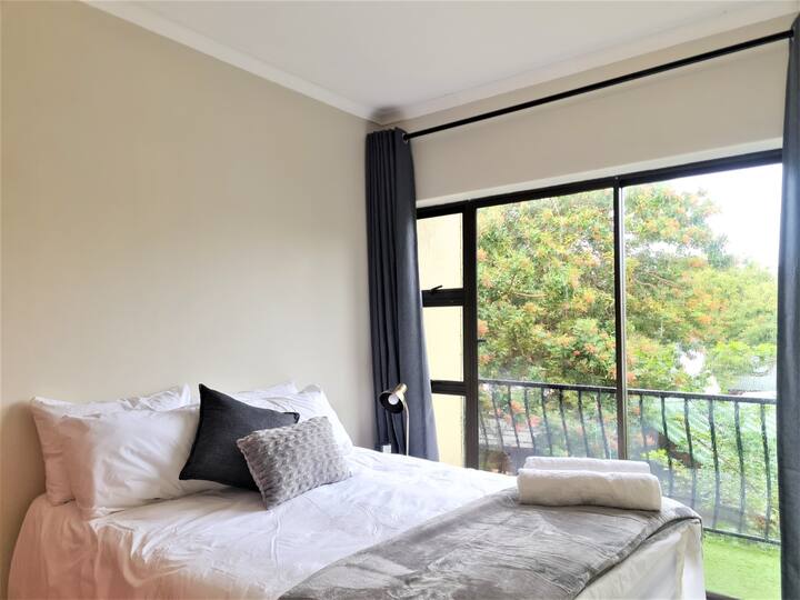 غرفة نوم ثانية بسرير مزدوج وفناء وباب فناء