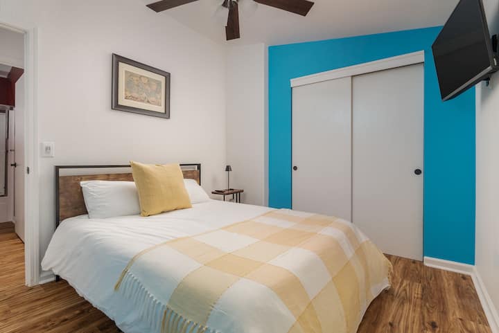 Plava soba ima 1 bračni krevet i 43' Smart TV. 