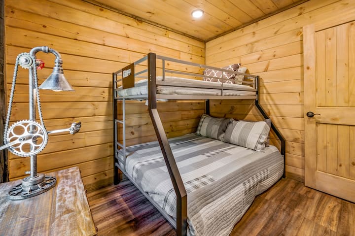 ילדים וילדים - בלב יאהבו את חדר הקומותיים במפלס האמצעי, עם מיטות קומותיים עם שתי מיטות קומתיים ומנורת שרשרת אופניים ייחודית.