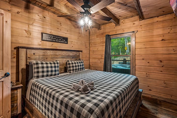 בחדר השינה הראשי תמצאו מיטת קינג סייז, טלוויזיה חכמה וארון בתוספת מתלה מזוודות לאחסון.