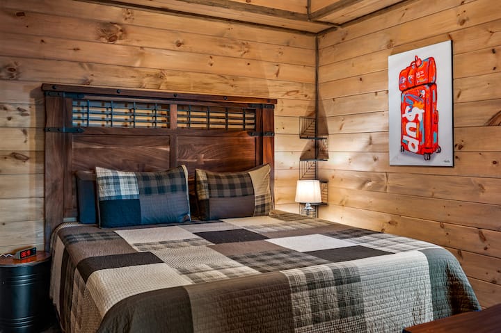 בחדר השינה בקומה התחתונה תמצאו מיטת קינג וארון בתוספת מתלה מזוודות לאחסון.