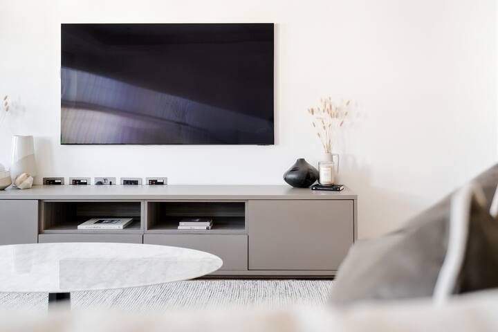 Spectacular Mayfair single level 3 bed flat w/AC gallery image 2