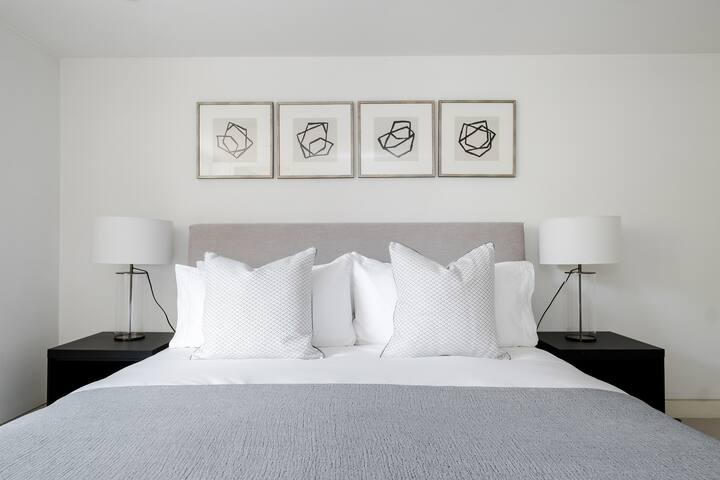 Spectacular Mayfair single level 3 bed flat w/AC gallery image 4