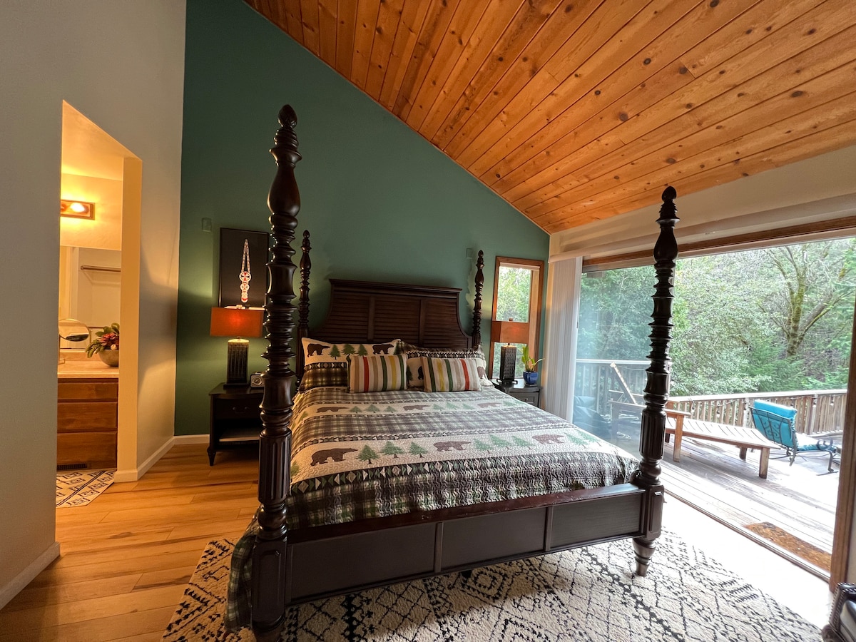 เตียงคิงไซส์สี่เสาหรูหราเข้าถึงดาดฟ้าและห้องน้ำได้โดยตรง 