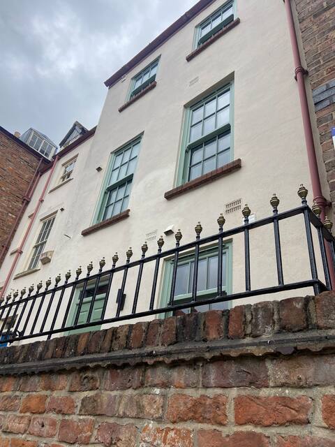 Grammar School Yard four bedroom free parking