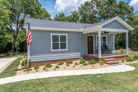 Southern Comfort Bungalow~ Cozy, Central, Charming
