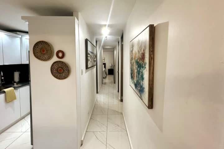 Tunaona mapambo kama muundo wa sanaa, njia ya kuinua uzoefu wako wa kuishi. Kujizatiti kwetu kwa mapambo yaliyosafishwa ni ushahidi wa kujitolea kwetu kutoa sehemu ambayo haikidhi mahitaji yako tu bali pia inahamasisha na kufurahisha. Karibu kwenye ulimwengu wa