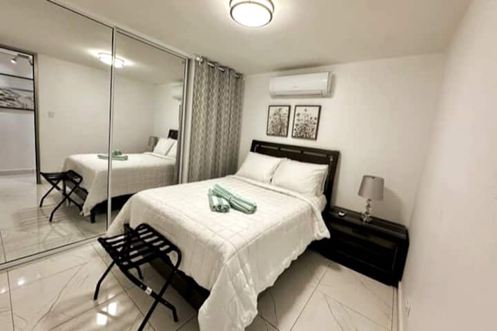 "Kitanda kamili kilicho na godoro la starehe kitakufanya uhisi kama unalala kwenye Mwezi!"