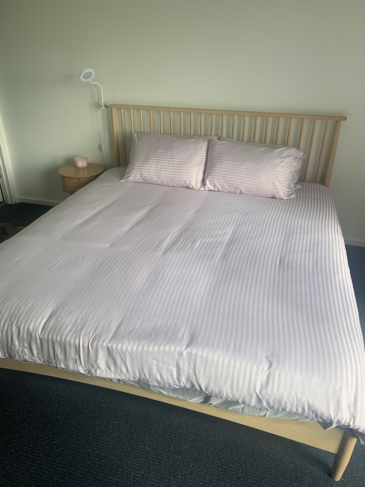 Chumba cha kulala cha Mwalimu - Kitanda cha Ukubwa wa Mfalme.