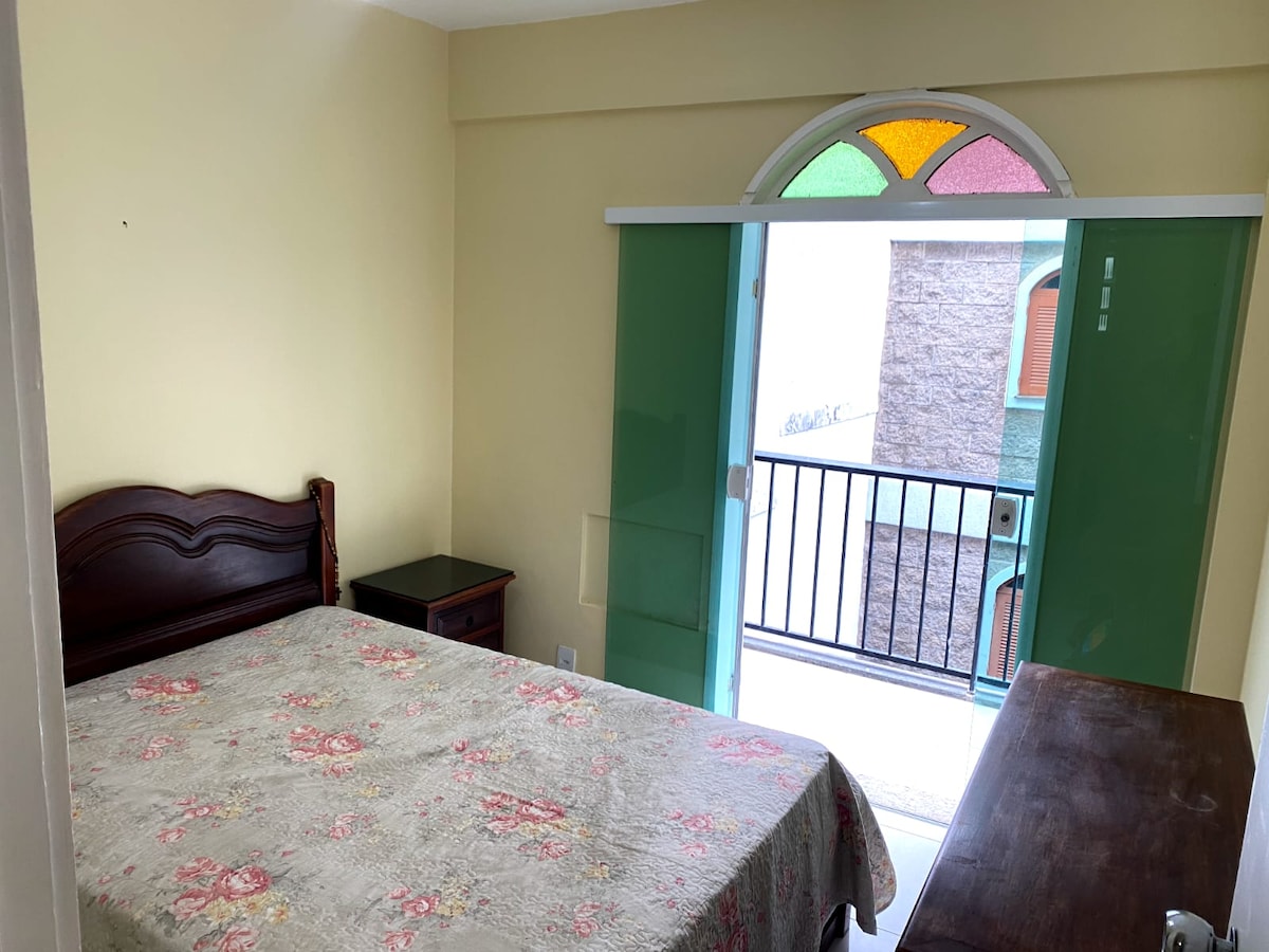 Chumba kimoja cha kulala, chumba kimoja chenye kitanda kimoja cha watu wawili.