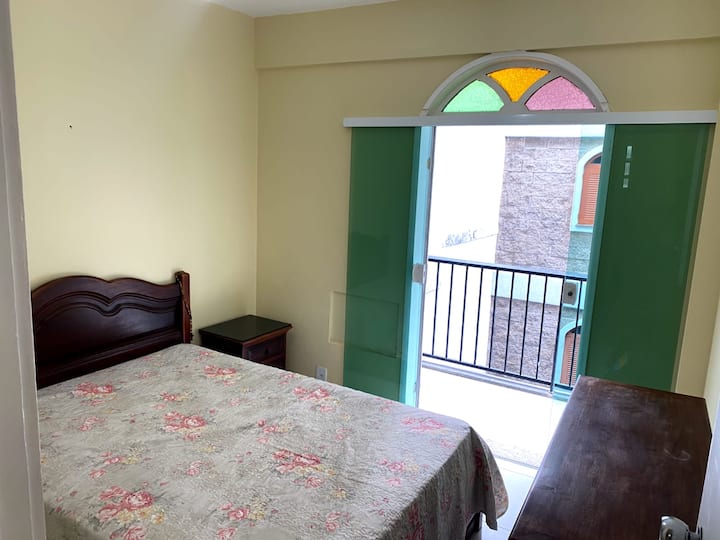 Საძინებელი პირველი, ერთი ოთახი ერთი ორადგილიანი საწოლით.