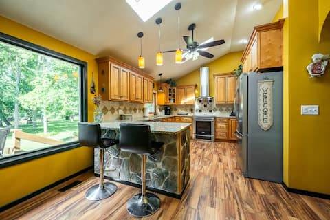 River Retreat, Secluded Oasis w Hot Tub