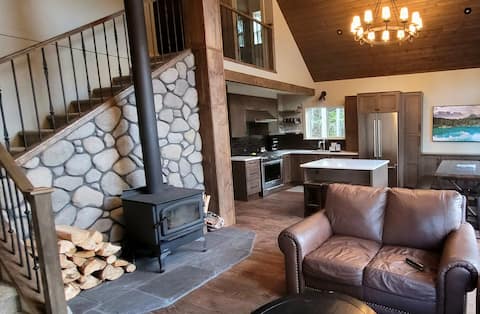 Hot tub, Sauna, Foosball, BBQ, Smart TV, Starlink