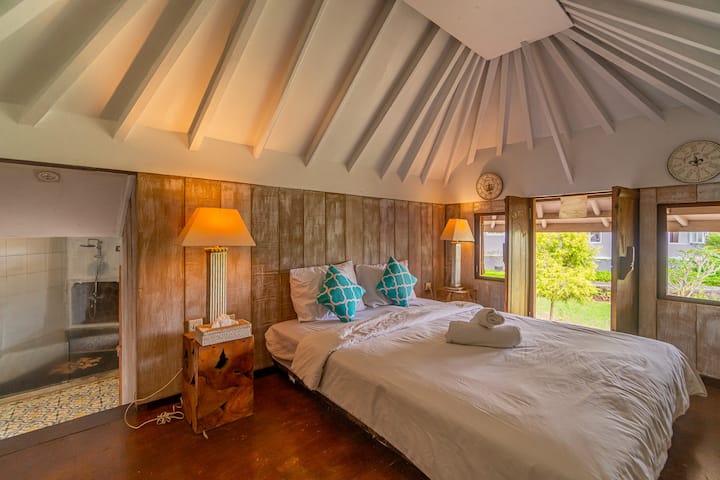 Bedugul's Rustic Wooden Cabin: A Cozy Retreat - Munduk