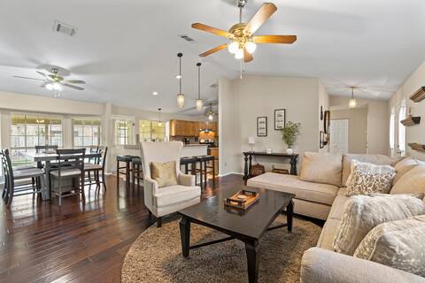 Cozy 3 Bedroom/2 Bath. Cowboys, Mavs, and Stars.
