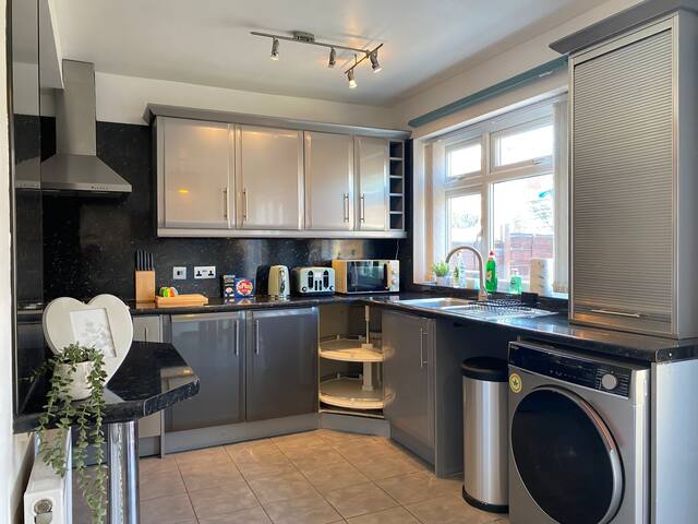 Kozyguru | Swinton | 3BR 6bed 50%off Long Term gallery image 3