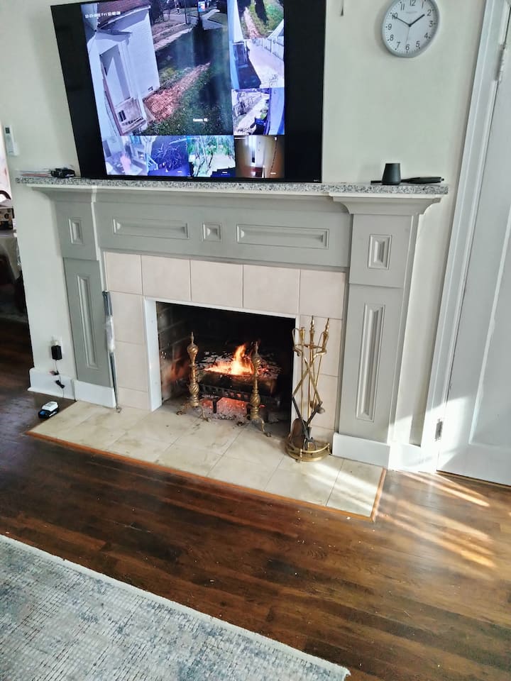 Pracovný krb na drevo s televízorom nad