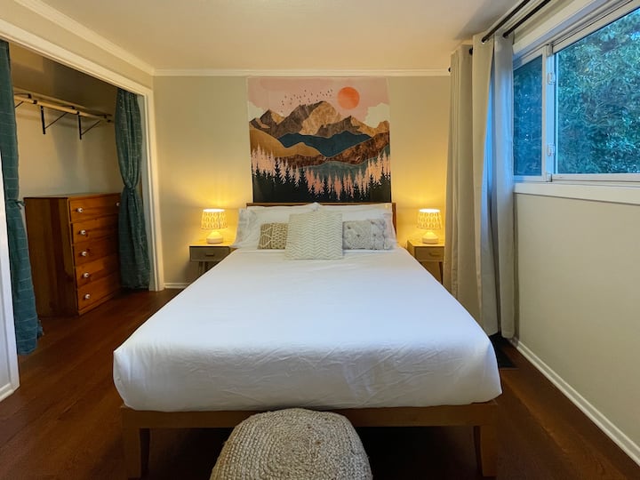 ที่นอนเมมโมรี่โฟมขนาดควีนไซส์พร้อมวิวต้นไม้สูง