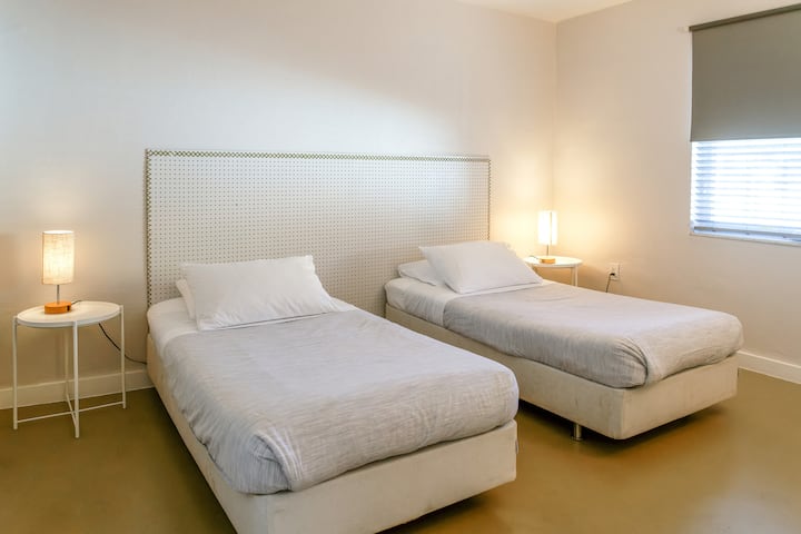 次卧2张单

人床