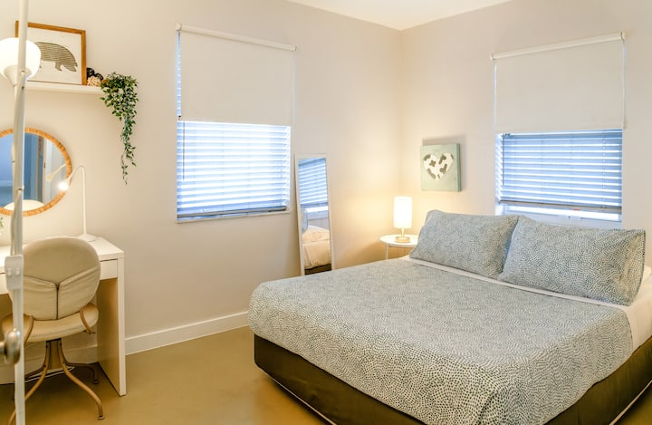 第一间卧室

标准双人床和书桌