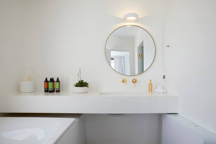 Kamini White 2 Bedroom gallery image 2